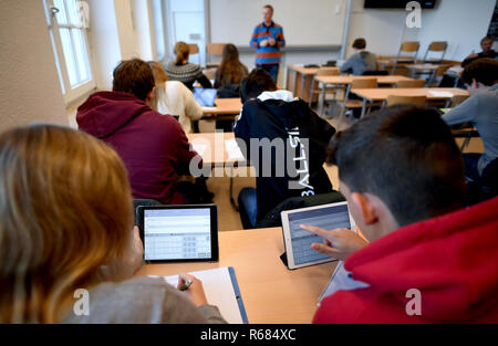 28. November 2018, Berlin, Neustrelitz: Studenten des Carolinum Gymnasium arbeiten mit iPads in der Klasse. Foto: Britta Pedersen/dpa-Zentralbild/ZB Stockfoto