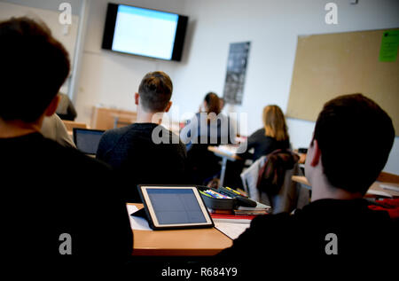 28. November 2018, Berlin, Neustrelitz: Studenten des Carolinum High School arbeiten mit iPads im Mathematikunterricht. Foto: Britta Pedersen/dpa-Zentralbild/ZB Stockfoto