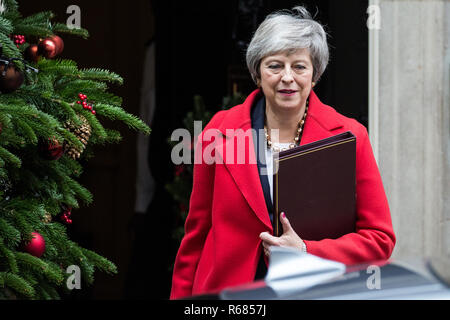 London, Großbritannien. 4. Dezember, 2018. Premierminister Theresa May Blätter 10 Downing Street die Debatte im Unterhaus auf der abschließenden Brexit Angebot zu öffnen. Credit: Mark Kerrison/Alamy leben Nachrichten Stockfoto