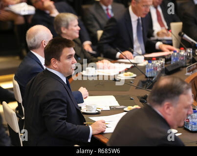 Brüssel, Belgien. 4. Dez, 2018. Der ukrainische Außenminister Pavlo Klimkin (L, vorne) besucht die NATO-Außenministertreffen in Brüssel, Belgien, Dez. 4, 2018. Credit: Ihr Pingfan/Xinhua/Alamy leben Nachrichten Stockfoto
