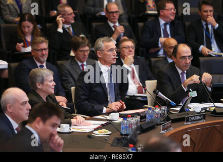 Brüssel, Belgien. 4. Dez, 2018. NATO-Generalsekretär Jens Stoltenberg (C) spricht beim NATO-Außenministertreffen in Brüssel, Belgien, Dez. 4, 2018. Credit: Ihr Pingfan/Xinhua/Alamy leben Nachrichten Stockfoto