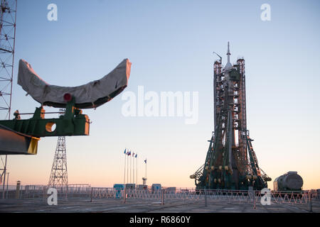Die Sojus MS-11 Rakete auf der Startrampe in Vorbereitung heben Sie die Mannschaft der Expedition 58 auf der Internationalen Raumstation vom Kosmodrom Baikonur Dezember 2, 2018 in Baikonur, Kasachstan. Besatzungsmitglieder Oleg Kononenko von Roskosmos, Anne McClain der NASA, und David Saint-Jacques der Kanadischen Raumfahrtagentur wird Ihre sechs und einen halben Monat Mission auf der Internationalen Raumstation beginnen. Stockfoto