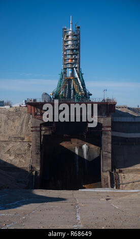Die Sojus MS-11 Rakete sitzt auf der Startrampe in Vorbereitung heben Sie die Mannschaft der Expedition 58 auf der Internationalen Raumstation vom Kosmodrom Baikonur Dezember 2, 2018 in Baikonur, Kasachstan. Besatzungsmitglieder Oleg Kononenko von Roskosmos, Anne McClain der NASA, und David Saint-Jacques der Kanadischen Raumfahrtagentur wird Ihre sechs und einen halben Monat Mission auf der Internationalen Raumstation beginnen. Stockfoto