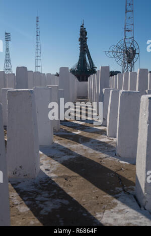 Die Sojus MS-11 Rakete sitzt auf der Startrampe in Vorbereitung heben Sie die Mannschaft der Expedition 58 auf der Internationalen Raumstation vom Kosmodrom Baikonur Dezember 2, 2018 in Baikonur, Kasachstan. Besatzungsmitglieder Oleg Kononenko von Roskosmos, Anne McClain der NASA, und David Saint-Jacques der Kanadischen Raumfahrtagentur wird Ihre sechs und einen halben Monat Mission auf der Internationalen Raumstation beginnen. Stockfoto