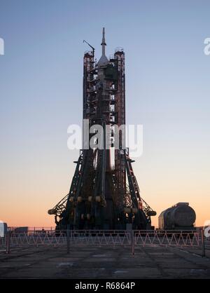 Die Sojus MS-11 Rakete sitzt auf der Startrampe in Vorbereitung heben Sie die Mannschaft der Expedition 58 auf der Internationalen Raumstation vom Kosmodrom Baikonur Dezember 2, 2018 in Baikonur, Kasachstan. Besatzungsmitglieder Oleg Kononenko von Roskosmos, Anne McClain der NASA, und David Saint-Jacques der Kanadischen Raumfahrtagentur wird Ihre sechs und einen halben Monat Mission auf der Internationalen Raumstation beginnen. Stockfoto