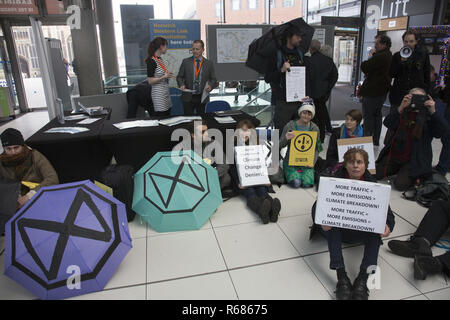 Forum Norwich, Norfolk, Großbritannien. 4. Dez 2018. Aussterben Rebellion in der Norwich Forum. Credit: Victor de Schwanberg/Alamy leben Nachrichten Stockfoto