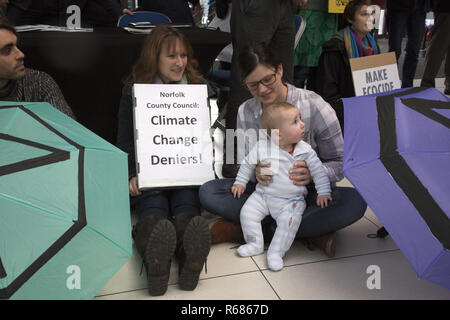 Forum Norwich, Norfolk, Großbritannien. 4. Dez 2018. Aussterben Rebellion in der Norwich Forum. Credit: Victor de Schwanberg/Alamy leben Nachrichten Stockfoto