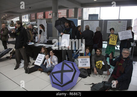 Forum Norwich, Norfolk, Großbritannien. 4. Dez 2018. Aussterben Rebellion in der Norwich Forum. Credit: Victor de Schwanberg/Alamy leben Nachrichten Stockfoto