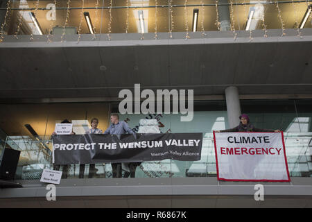 Forum Norwich, Norfolk, Großbritannien. 4. Dez 2018. Aussterben Rebellion in der Norwich Forum. Credit: Victor de Schwanberg/Alamy leben Nachrichten Stockfoto