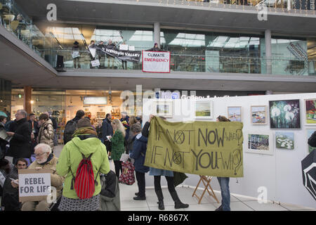 Forum Norwich, Norfolk, Großbritannien. 4. Dez 2018. Aussterben Rebellion in der Norwich Forum. Credit: Victor de Schwanberg/Alamy leben Nachrichten Stockfoto