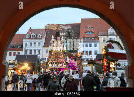 Freiberg, Deutschland. 03 Dez, 2018. Blick durch einen Torbogen auf der großen Pyramide auf dem Weihnachtsmarkt. Für insgesamt 27 Tage, der Weihnachtsmarkt mit einer starken Verbindung zum Bergbau Tradition ist für Besucher geöffnet. Es ist am 23. Dezember, als Bergmann Daniel traditionell Ringe in Weihnachten Frieden mit dem Anschlagen der Hilliger Bell geschlossen. Kredite: Jan Woitas/dpa-Zentralbild/ZB/dpa/Alamy leben Nachrichten Stockfoto