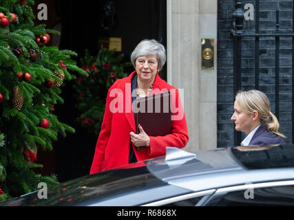 London, Großbritannien. 04 Dez, 2018. Premierminister, Theresa May, Blätter Nr. 10, dem Parlament eine Woche vor der entscheidenden Abstimmung Brexit Adresse. Sie versucht zu überzeugen, MPs für ihre Brexit Abkommen zu stimmen. Credit: Tommy London/Alamy leben Nachrichten Stockfoto