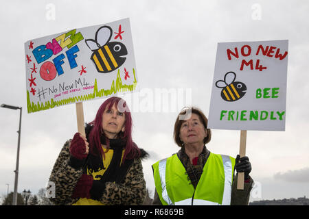 Cardiff, Wales, UK, 4. Dezember 2018. Die Demonstranten während einer Demonstration vor der Nationalversammlung für Wales Senedd Gebäude in Cardiff Bay gegen die walisische Regierung geplante M4 Entlastung der Straße durch die Gwent Ebenen in Newport. Credit: Mark Hawkins/Alamy leben Nachrichten Stockfoto