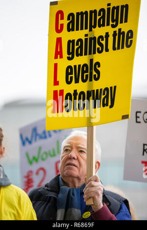 Cardiff, Wales, UK, 4. Dezember 2018. Die Demonstranten während einer Demonstration vor der Nationalversammlung für Wales Senedd Gebäude in Cardiff Bay gegen die walisische Regierung geplante M4 Entlastung der Straße durch die Gwent Ebenen in Newport. Credit: Mark Hawkins/Alamy leben Nachrichten Stockfoto