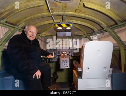 Dresden, Deutschland. 04 Dez, 2018. Gerhard Güttel, der Testpilot bei, sitzt im Cockpit des passagierflugzeug "152" am Flughafen. Die "152" war das erste Deutsche kommerzielle Flugzeuge mit Düsenantrieb. Vor 60 Jahren, am 4. Dezember 1958, die mittlere Gruppe Flugzeuge zu seinem Jungfernflug. Credit: Monika Skolimowska/dpa-Zentralbild/dpa/Alamy leben Nachrichten Stockfoto