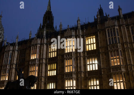 London, Großbritannien. 4. Dezember 2018. Die Mitglieder des Parlaments beginnen im Unterhaus Kammer auf der Brexit deal in eine entscheidende Woche vor Die sinnvolle Abstimmung im 11. Dezember genommen wird zu akzeptieren oder den Brexit Zustimmung: Amer ghazzal/Alamy Leben Nachrichten ablehnen zu debattieren. Stockfoto