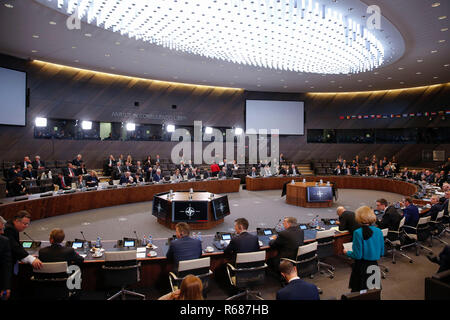 Brüssel, Belgien. 4. Dez, 2018. Die Angestellten sind am ersten Tag der Tagung der NATO-Außenminister in Brüssel, Belgien, Dez. 4, 2018 gesehen. Credit: Ihr Pingfan/Xinhua/Alamy leben Nachrichten Stockfoto