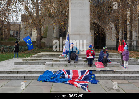 London, UK, 4. Dezember 2018: Als Premierminister Theresa May bereitet Sie Brexit Deal vor fünf Tagen der Diskussion und eventuelle Abstimmung im Parlament zu verkaufen, sowohl pro-EU-Remainers und Brexiteers argumentieren außerhalb des House of Commons. In dieser Woche wird ein entscheidender Schritt für Mai Premiership und der britischen Brexit Status. Foto von Richard Baker/Alamy Leben Nachrichten. Stockfoto