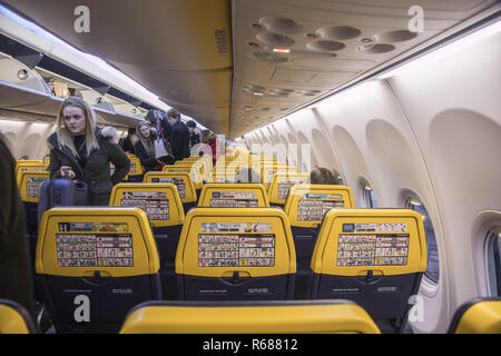 Vereinigtes Königreich. 1. Dez, 2018. Die Passagiere der neuen Boeing Sky Innenkabine von Ryanair gesehen. Das Flugzeug ist ein Boeing 737-800 speziell eine Boeing 737 Next Gen oder 737-8 ALS (WL) mit Registration EI-Fzl. Ryanair ist eine low cost carrier in Dublin, Irland. Credit: Nicolas Economou/SOPA Images/ZUMA Draht/Alamy leben Nachrichten Stockfoto