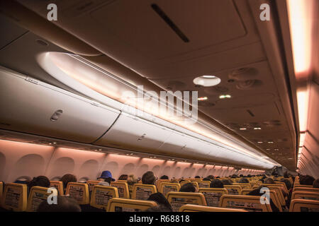 Vereinigtes Königreich. 1. Dez, 2018. Die neue Boeing Sky Innenkabine von Ryanair. Das Flugzeug ist ein Boeing 737-800 speziell eine Boeing 737 Next Gen oder 737-8 ALS (WL) mit Registration EI-Fzl. Ryanair ist eine low cost carrier in Dublin, Irland. Credit: Nicolas Economou/SOPA Images/ZUMA Draht/Alamy leben Nachrichten Stockfoto