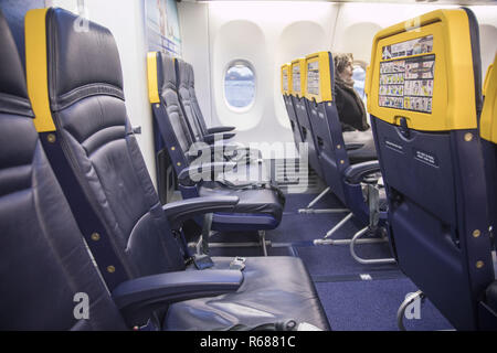 Vereinigtes Königreich. 1. Dez, 2018. Die neue Boeing Sky Innenkabine von Ryanair. Das Flugzeug ist ein Boeing 737-800 speziell eine Boeing 737 Next Gen oder 737-8 ALS (WL) mit Registration EI-Fzl. Ryanair ist eine low cost carrier in Dublin, Irland. Credit: Nicolas Economou/SOPA Images/ZUMA Draht/Alamy leben Nachrichten Stockfoto