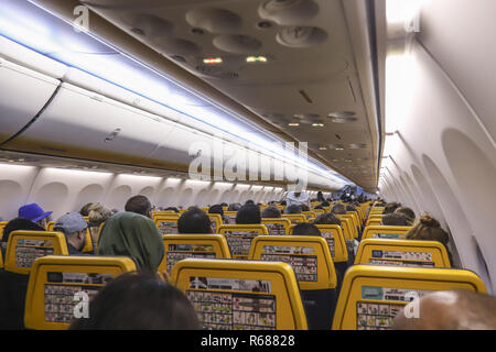 Vereinigtes Königreich. 1. Dez, 2018. Die neue Boeing Sky Innenkabine von Ryanair. Das Flugzeug ist ein Boeing 737-800 speziell eine Boeing 737 Next Gen oder 737-8 ALS (WL) mit Registration EI-Fzl. Ryanair ist eine low cost carrier in Dublin, Irland. Credit: Nicolas Economou/SOPA Images/ZUMA Draht/Alamy leben Nachrichten Stockfoto