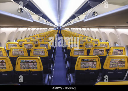 Vereinigtes Königreich. 1. Dez, 2018. Die neue Boeing Sky Innenkabine von Ryanair. Das Flugzeug ist ein Boeing 737-800 speziell eine Boeing 737 Next Gen oder 737-8 ALS (WL) mit Registration EI-Fzl. Ryanair ist eine low cost carrier in Dublin, Irland. Credit: Nicolas Economou/SOPA Images/ZUMA Draht/Alamy leben Nachrichten Stockfoto