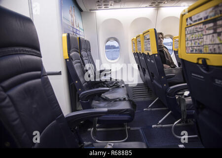 Dezember 1, 2018 - Vereinigtes Königreich - Die neue Boeing Sky Innenkabine von Ryanair. Das Flugzeug ist ein Boeing 737-800 speziell eine Boeing 737 Next Gen oder 737-8 ALS (WL) mit Registration EI-Fzl. Ryanair ist eine low cost carrier in Dublin, Irland. (Bild: © Nicolas Economou/SOPA Bilder über ZUMA Draht) Stockfoto