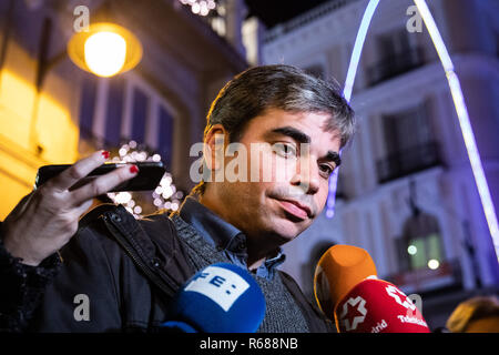 Madrid, Spanien. 4. Dezember, 2018. JORGE GARCIA CASTAÑO, Delegierter für Wirtschaft und Finanzen und Stadtrat der Distrikt Centro. Die Plakette, die von der städtischen Zentrum erläutert mit Jorge García Castaño an der Front, zu "erkennen die 15 M Bewegung und allen Menschen die Teilnahme an", die dazu beigetragen, ihre Arbeit und kollektive Intelligenz zugunsten der Transformation dieser Gesellschaft und dieser Stadt." am Dez 4, 2018 in Madrid, Spanien Quelle: Jesús Hellin/Alamy leben Nachrichten Stockfoto