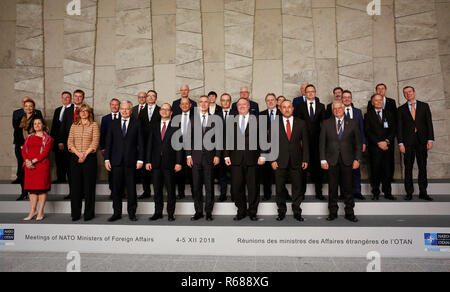 Brüssel, Belgien. 4. Dez, 2018. NATO-Generalsekretär Jens Stoltenberg (4. R, vorne) und Teilnehmer an Sitzungen des NATO-Minister für Auswärtige Angelegenheiten darstellen, während ein Familie Foto Sitzung in Brüssel, Belgien, am Dez. 4, 2018. Credit: Ihr Pingfan/Xinhua/Alamy leben Nachrichten Stockfoto