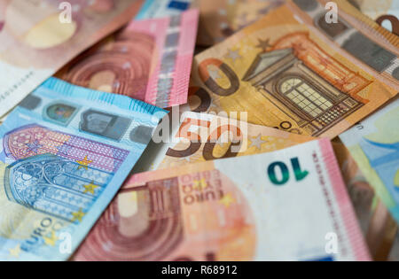 Dresden, Deutschland. 04 Dez, 2018. Abbildung - Zahlreiche Geldscheine im Wert von 10, 20 und 50 Euro liegen auf einem Tisch. Credit: Monika Skolimowska/dpa-Zentralbild/ZB/dpa/Alamy leben Nachrichten Stockfoto