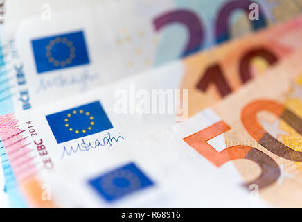 Dresden, Deutschland. 04 Dez, 2018. Abbildung - Zahlreiche Geldscheine im Wert von 10, 20 und 50 Euro liegen auf einem Tisch. Credit: Monika Skolimowska/dpa-Zentralbild/ZB/dpa/Alamy leben Nachrichten Stockfoto