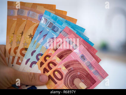 Dresden, Deutschland. 04 Dez, 2018. Abbildung - hält eine Frau Banknoten von 10, 20 und 50 Euro in der Hand (inszenierte Szene). Credit: Monika Skolimowska/dpa-Zentralbild/ZB/dpa/Alamy leben Nachrichten Stockfoto