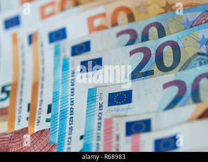 Dresden, Deutschland. 04 Dez, 2018. Abbildung - Zahlreiche Geldscheine im Wert von 10, 20 und 50 Euro liegen auf einer Tabelle sortiert. Credit: Monika Skolimowska/dpa-Zentralbild/ZB/dpa/Alamy leben Nachrichten Stockfoto