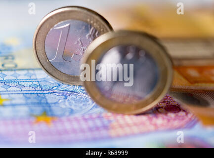 Dresden, Deutschland. 04 Dez, 2018. Abbildung - Zwei 1-Euro-Münzen stehen auf einer Banknote. Credit: Monika Skolimowska/dpa-Zentralbild/ZB/dpa/Alamy leben Nachrichten Stockfoto