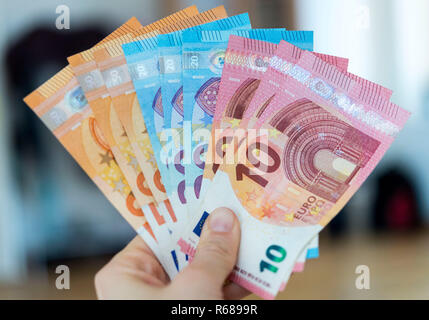 Dresden, Deutschland. 04 Dez, 2018. Abbildung - hält eine Frau Banknoten von 10, 20 und 50 Euro in der Hand (inszenierte Szene). Credit: Monika Skolimowska/dpa-Zentralbild/ZB/dpa/Alamy leben Nachrichten Stockfoto