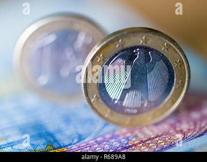 Dresden, Deutschland. 04 Dez, 2018. Abbildung - Zwei 1-Euro-Münzen stehen auf einer Banknote. Credit: Monika Skolimowska/dpa-Zentralbild/ZB/dpa/Alamy leben Nachrichten Stockfoto