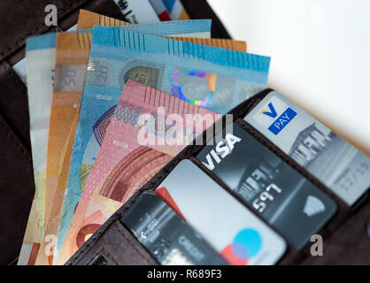 Dresden, Deutschland. 04 Dez, 2018. Abbildung - Zahlreiche Banknoten und Kreditkarten liegen in einem offenen Geldbeutel. Credit: Monika Skolimowska/dpa-Zentralbild/ZB/dpa/Alamy leben Nachrichten Stockfoto