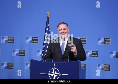 Brüssel, Belgien. 4. Dez, 2018. Us-Staatssekretär Mike Pompeo Adressen einer Pressekonferenz nach dem Treffen der NATO-Außenminister in Brüssel, Belgien, am Dez. 4, 2018. Credit: Ihr Pingfan/Xinhua/Alamy leben Nachrichten Stockfoto