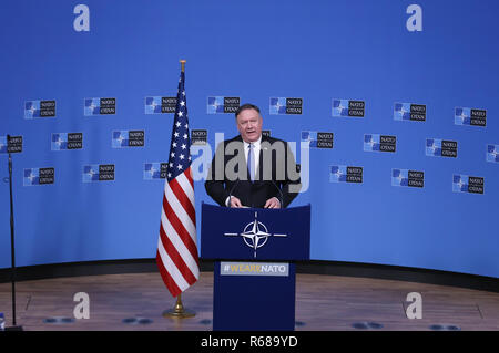 Brüssel, Belgien. 4. Dez, 2018. Us-Staatssekretär Mike Pompeo Adressen einer Pressekonferenz nach dem Treffen der NATO-Außenminister in Brüssel, Belgien, am Dez. 4, 2018. Credit: Ihr Pingfan/Xinhua/Alamy leben Nachrichten Stockfoto