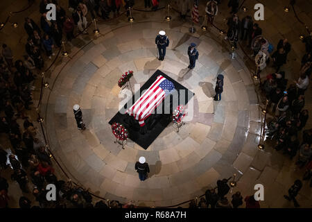 Washington, Vereinigte Staaten von Amerika. 03 Dez, 2018. Ehemalige Präsidenten der Vereinigten Staaten George H.W. Bush liegt in Staat, in der Rotunde des US Capitol am Montag, 3. Dezember 2018. Credit: Ron Sachs/CNP (Einschränkung: Keine New York oder New Jersey Zeitungen oder Zeitschriften innerhalb eines 75-Meilen-Radius von New York City) | Verwendung der weltweiten Kredit: dpa/Alamy leben Nachrichten Stockfoto