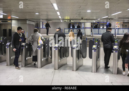 London, Großbritannien. 1. Dez, 2018. Eingang zu den unterirdischen Bahnhof King's Cross St. Pancras U-Bahn-Station in London ist die U-Bahnstation für die U-Bahn in London mit der Piccadilly Line (blau). Credit: Pavlos Oikonomou/SOPA Images/ZUMA Draht/Alamy leben Nachrichten Stockfoto