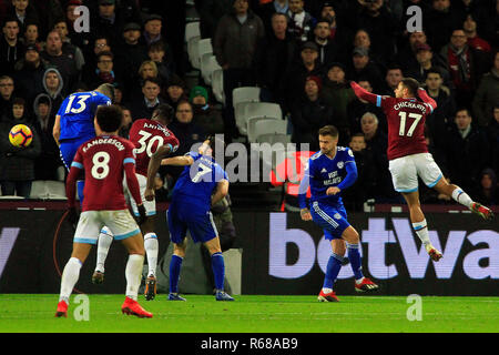 London, Großbritannien. 4. Dez 2018. Michail Antonio von West Ham United (30) Staats- und Kerben drittes Ziel seines Teams. Premier League match, West Ham United v Cardiff City an der London Stadium, Queen Elizabeth Olympic Park in London am Dienstag, den 4. Dezember 2018. Dieses Bild dürfen nur für redaktionelle Zwecke verwendet werden. Nur die redaktionelle Nutzung, eine Lizenz für die gewerbliche Nutzung erforderlich. Keine Verwendung in Wetten, Spiele oder einer einzelnen Verein/Liga/player Publikationen. pic von Steffan Bowen/Andrew Orchard sport Fotografie/Alamy leben Nachrichten Stockfoto