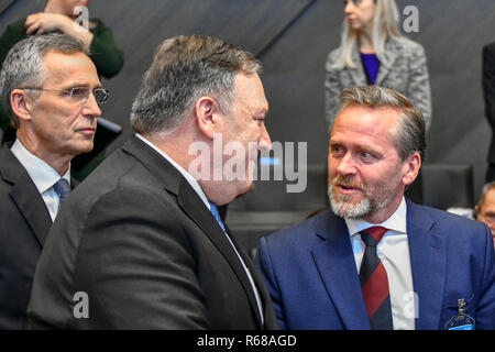 Brüssel, Belgien. 4. Dez 2018. Us-Staat Mike Pompeo, Links, Chats mit dem dänischen Außenminister Anders Samuelsen vor Beginn des Nordatlantischen Rates in Georgien und der Ukraine in der NATO-Zentrale am 4. Dezember in Brüssel, Belgien 2018. Credit: Planetpix/Alamy leben Nachrichten Stockfoto