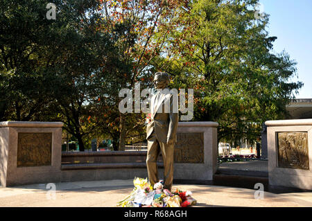Houston, Texas, USA. 4. Dez, 2018. Die Einwohner von Houston statt Blumen und Geschenke bei Präsident George H.W. Bush Statue in der Innenstadt von Houston. Credit: George Wong/ZUMA Draht/Alamy leben Nachrichten Stockfoto
