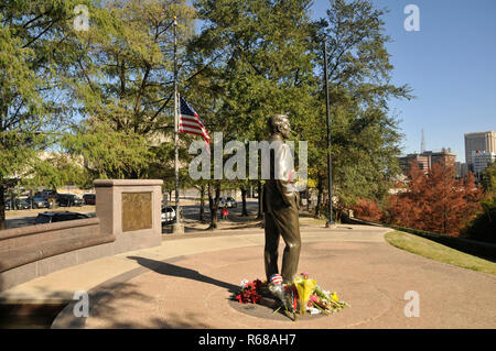 Houston, Texas, USA. 4. Dez, 2018. Die Einwohner von Houston statt Blumen und Geschenke bei Präsident George H.W. Bush Statue in der Innenstadt von Houston, Texas. Credit: George Wong/ZUMA Draht/Alamy leben Nachrichten Stockfoto