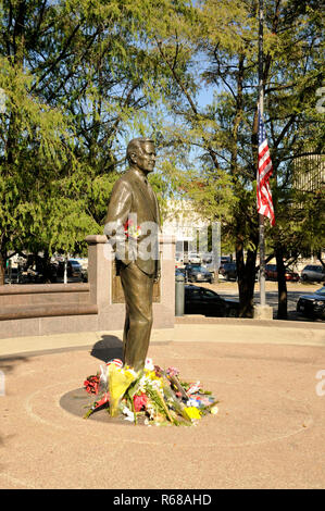 Houston, Texas, USA. 4. Dez, 2018. Die Einwohner von Houston statt Blumen und Geschenke bei Präsident George H.W. Bush Statue in der Innenstadt von Houston, Texas. Credit: George Wong/ZUMA Draht/Alamy leben Nachrichten Stockfoto
