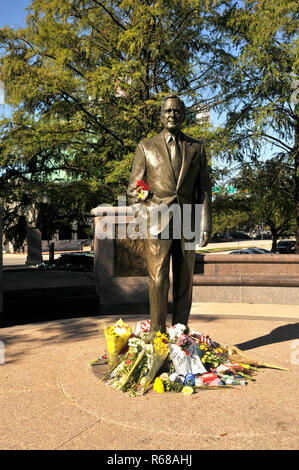 Houston, Texas, USA. 4. Dez, 2018. Die Einwohner von Houston statt Blumen und Geschenke bei Präsident George H.W. Bush Statue in der Innenstadt von Houston. Credit: George Wong/ZUMA Draht/Alamy leben Nachrichten Stockfoto