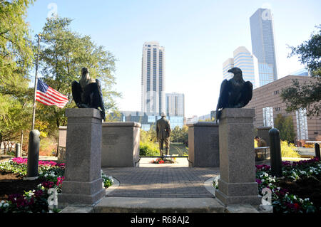 Houston, Texas, USA. 4. Dez, 2018. Die Einwohner von Houston statt Blumen und Geschenke bei Präsident George H.W. Bush Statue in der Innenstadt von Houston, Texas. Credit: George Wong/ZUMA Draht/Alamy leben Nachrichten Stockfoto