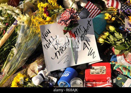 Houston, Texas, USA. 4. Dez, 2018. Die Einwohner von Houston statt Blumen und Geschenke bei Präsident George H.W. Bush Statue in der Innenstadt von Houston. Credit: George Wong/ZUMA Draht/Alamy leben Nachrichten Stockfoto